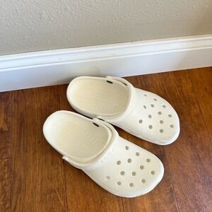 Crocs. W7/M9 white